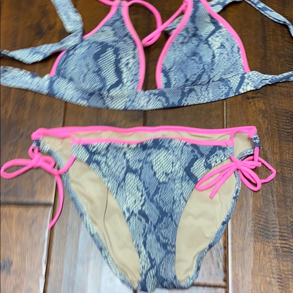 Victoria's Secret bikini - Picture 3 of 9